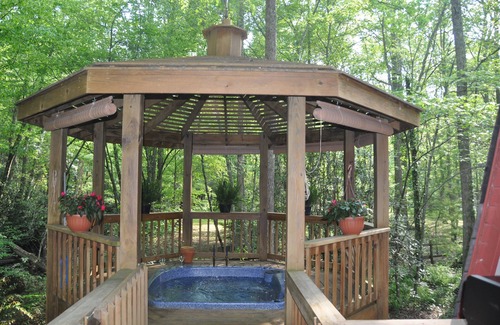 Tellico Plains Cabin | Unique Mountain Cabin on Coker Creek - Hot Tub, HDTV, AC, WiFi