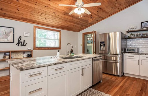 Black Mountain House | Unique Moutain Home w/Hot tub