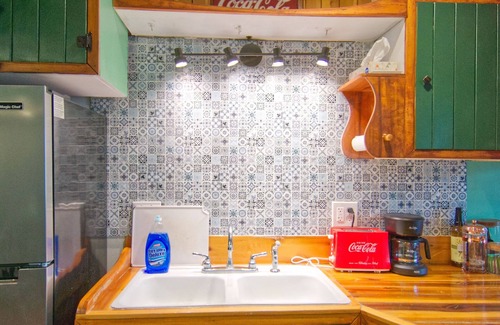 Wildwood House | Unique Outdoorman's Dream! 25 Minutes to Chattanooga! Full Kitchen! Unique Stay
