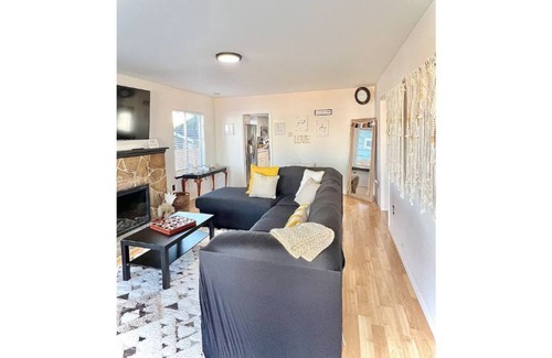 South End House | Unique travelers Stay w/hot tub/fireplace/playground/grill/outdoor dining