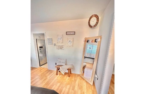 South End House | Unique travelers Stay w/hot tub/fireplace/playground/grill/outdoor dining