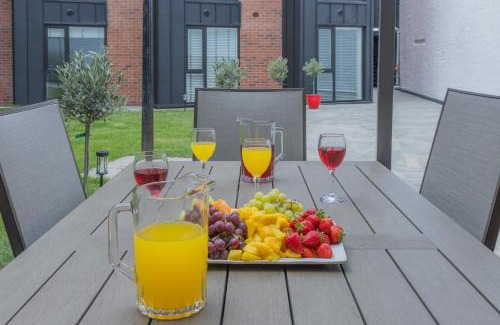 Sheffield Apartment | Unit 1 Comfortable 1BR Stays, Near Sheffield United Football Club, Wifi-Parking & Comfortable