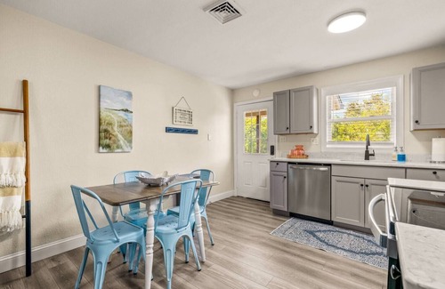 Colington House | Unit 2-Walk/Bike to Beach! Bikes Included!