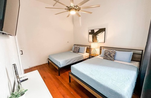 Gaslamp Quarter Hotel | UNIT #303 2-bedroom/1-bath 700 sq. ft suite with Parking & 5 Beds including a full kitchen - Washer/Dryer