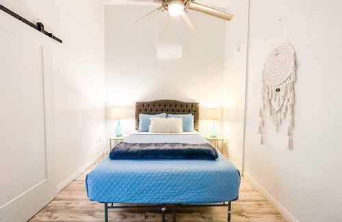 Gaslamp Quarter Hotel | UNIT #303 2-bedroom/1-bath 700 sq. ft suite with Parking & 5 Beds including a full kitchen - Washer/Dryer