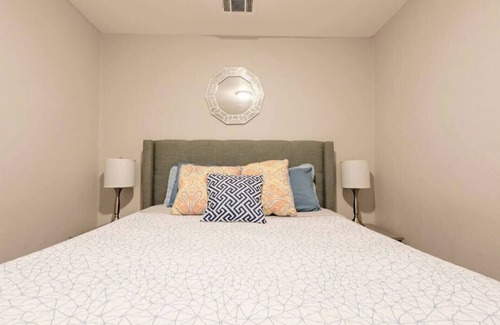 Pacific Terrace Hotel | UNIT #5 1-bedroom/1-bath 500 sq. ft suite with Parking & 3 Beds including a full kitchen