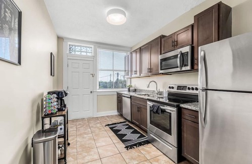 Brush Park Apartment | Unit 5 · Historic Brush Park 1 BDRM Apt w Workstation
