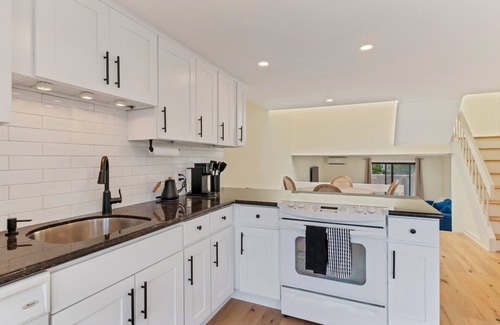 Hyannis Condo | Unit 6 Poolside 2BD-A/C, Private Balcony, Association Beach & Pool