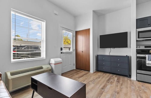 Neenah Apartment | Unit 8 Fox Flats Studios @ Neenah, WI