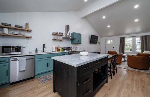 Lakeside Cottage | (Unit B) Lakeside Home Close To Private Association Beach!