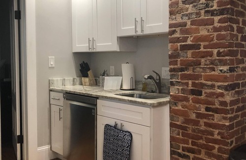 Salem House | Unit1 Beautiful PRIVATE LARGE 3 bedroom/2 bath townhome. Close to ALL HISTORIC