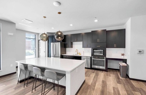 Madison Apartment | Univ Research Park. Free Underground Parking. Pool