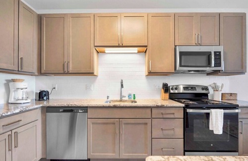 Madison Apartment | Univ Research Park. Free Underground Parking. Pool