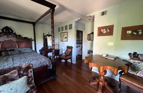 Los Angeles House | Universal Studios-Hollywood Hills guest suite with King bed