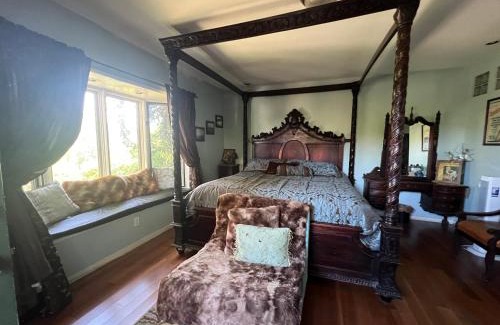 Los Angeles House | Universal Studios-Hollywood Hills guest suite with King bed