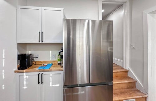 University Heights House | University Heights Renovated Home -King bed ,4-bedroom with WIFI, fitness room