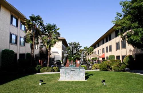 Raisin Hotel | University Square Hotel