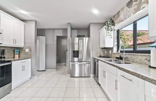 Ludlam House | Unlimited Fun: Pool, Basketball and Volleyball