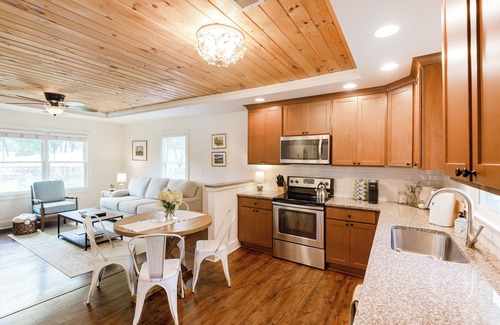 Marietta House | Unmatched Views, 3 blocks from Historic Marietta Square - Limelight Cottage