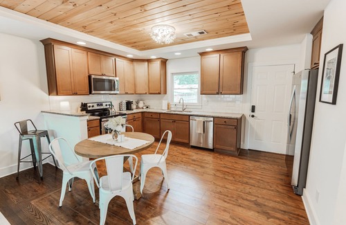 Marietta House | Unmatched Views, 3 blocks from Historic Marietta Square - Limelight Cottage