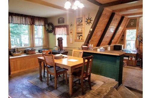 Baker City Cabin | Unplug! Tranquil, Private, Pet-Friendly Rustic Cabin in the Woods