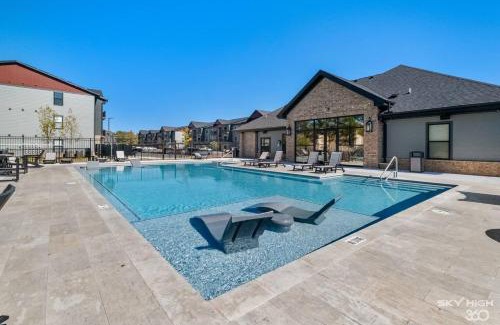 Rogers Apartment | Unplugged Luxapt Near Uark, Amp, King Beds, Pool