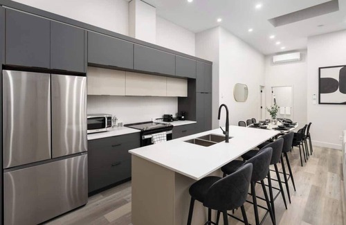 Griffintown Apartment | Unreal 2 BDR in Heart of MTL With Shared Patio