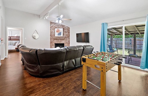 Spring House | Unreal Escape Foosball Backyard w/Grill Outdoor Games Netflix Wine WiFi