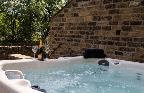 Hoylandswaine Cottage | Unsliven Bridge Farm - sleeps 15 guests in 7 bedrooms