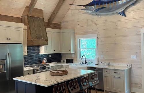 Guntersville Cabin | Unwind at a new modern log cabin, stunning Lake Views, 3 miles from City Harbor