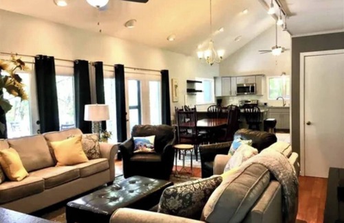 Treeloft House | Unwind at Bear Pause, located right at Wintergreen Resort.