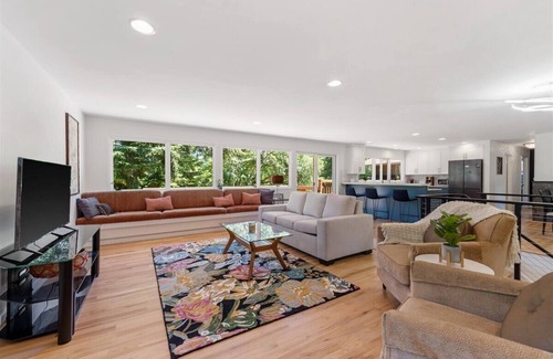 Raleigh Hills House | Unwind at Hummingbird Hill in Raleigh Hills.