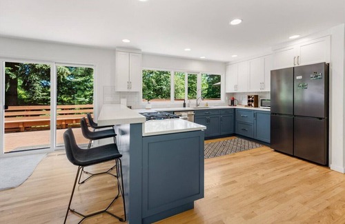 Raleigh Hills House | Unwind at Hummingbird Hill in Raleigh Hills.