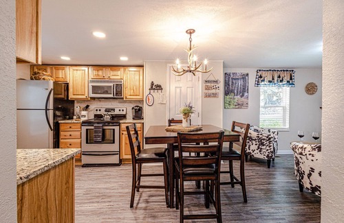 Cherokee Cabin | "UNWIND BY THE WATER'S EDGE" Beautiful 2/1 Cabin w/Hot Tub on Roaring Creek!