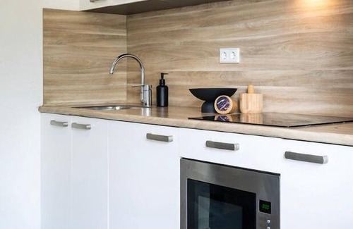 Tilburg Apartment | Unwind in a contemporary, newly renovated single room, conveniently located in central Tilburg