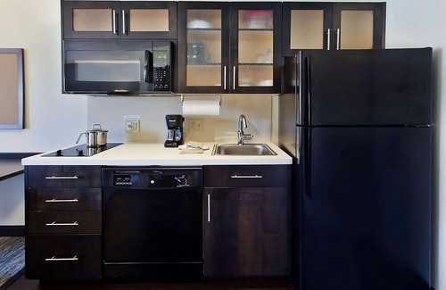 Southfield Hotel | Unwind in a Pet-friendly Southfield Suite w/Private Kitchen and Free Parking!