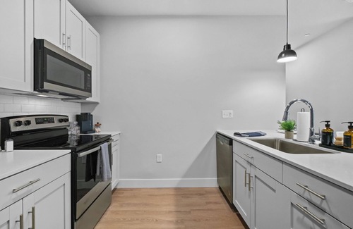 Rogers Apartment | Unwind in Comfort – Modern 1BR w/Pool, Gym, Free Parking & a Cozy Sectional to Lounge In
