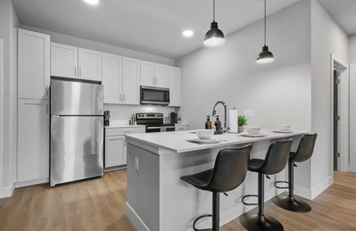 Rogers Apartment | Unwind in Comfort – Modern 1BR w/Pool, Gym, Free Parking & a Cozy Sectional to Lounge In