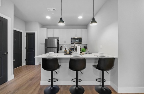 Rogers Apartment | Unwind in Comfort – Modern 1BR w/Pool, Gym, Free Parking & a Cozy Sectional to Lounge In