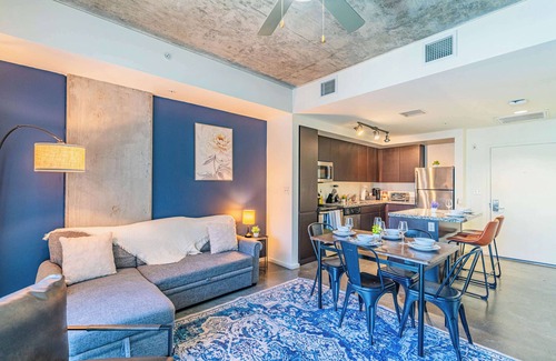 Evans Churchill Apartment | Unwind in PHX DT | Gym,Balcony,Pool,Parking,W/D