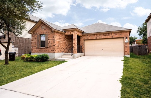 San Antonio House | Unwind In Style And Comfort 3 Bedroom Home by RedAwning