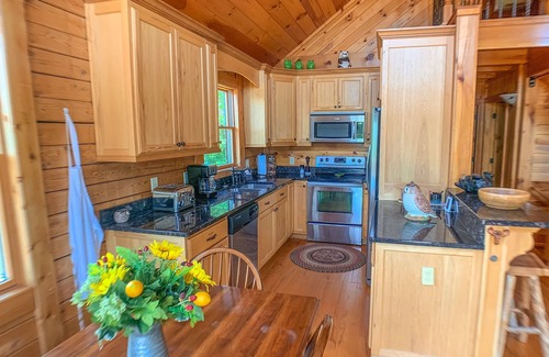West Jefferson Cabin | Unwind in Style - Fire Pit, Fireplace & Mtn Views This Fall @ Over The River