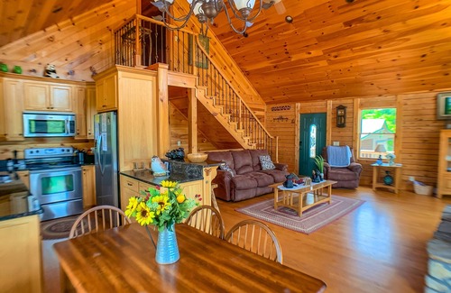 West Jefferson Cabin | Unwind in Style - Fire Pit, Fireplace & Mtn Views This Fall @ Over The River
