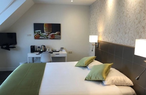 Municipality of Zeist Hotel | Unwind in Zeist with On-site Pool, Dining, Free Parking, and a Peaceful Ambiance