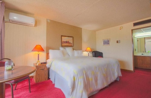 Liberal Hotel | Unwind King Unit! Free Parking And Pets Welcome Just Minutes From The Airport