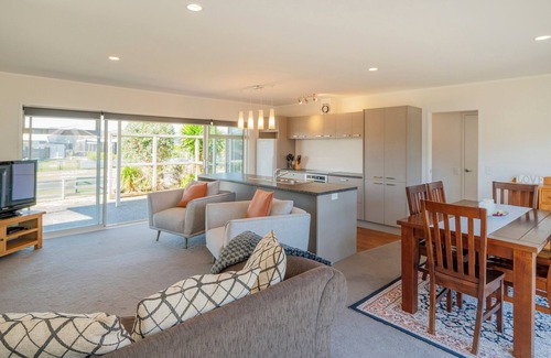 Matarangi House | Unwind on The Fairway - Matarangi Holiday Home