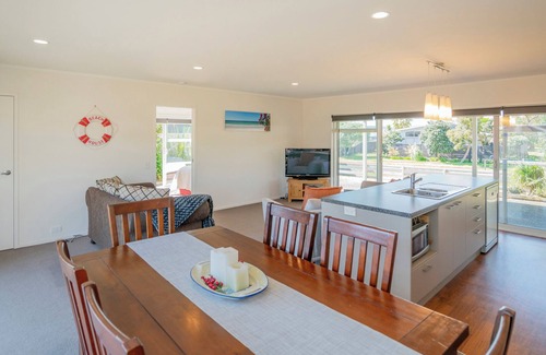 Matarangi House | Unwind on The Fairway - Matarangi Holiday Home