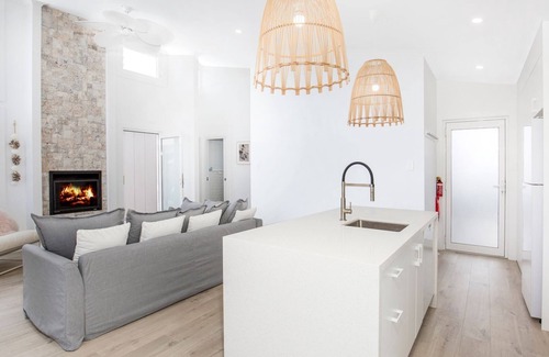 Culburra Beach House | Unwind - Pet Friendly - 1 Min Walk to Beach