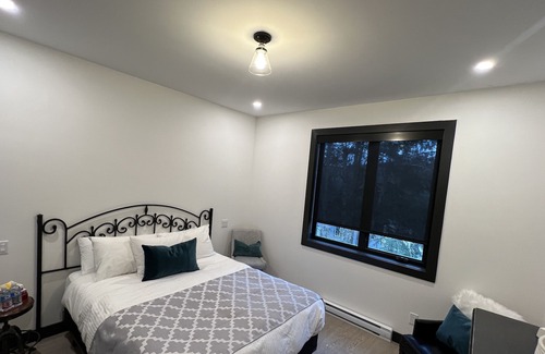 Cobble Hill Bed & Breakfast | UnWined Bed & Breakfast - Walking distance to beaches and wineries