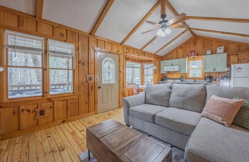 Dahlonega Cabin | Up Country - Creekside - Hot Tub - Close to Wineries & Town